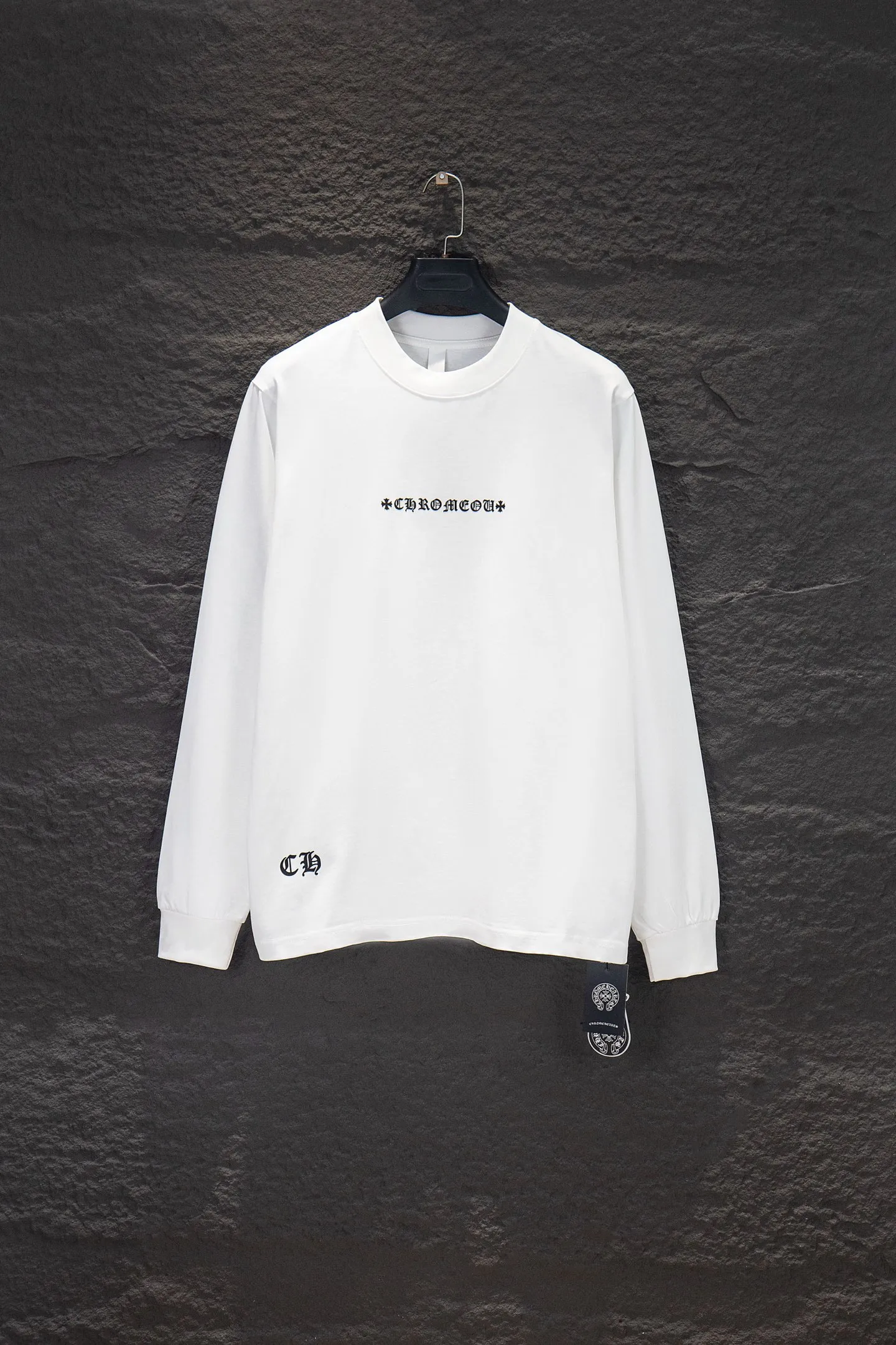P230 🆕Chrome Hearts os version is really charming and the Crow style is really unique. Each season’s new version is made to the extreme. It is very practical and can be worn casually✔️ - ⚠️100% cotton. It is made of 21 double yarns, 300g weight fabric and imported knitted carded cotton. It has moderate thickness, drape and contour, and the upper body is comfortable! ! It is very tolerant to fat body types and can instantly lose five pounds after wearing it!  Front panel # Back panel Neckline Silicone elements # Imported silicone technology using advanced technology. The body is treated with silicone elements, which greatly increases the interest of the clothing; unique visual effects. After special fraying effect treatment, a unique distressed effect is formed. An irregular hem is added to the version. This year, Crow Heart is focusing on the version. In the past two years, the oversize version has become the focus of the trend. It has also been a popular staple in the past two years. The change of designers has made this brand an instant hit. The progressive fashion of the times also needs the blood impact of fresh elements and trendy designs in order to continue its glory! It’s stylish both inside and outside, a must-have for high street travel! An absolute "eye-catching style" that can match couples 💏 Color: Black White Size: S M L XL